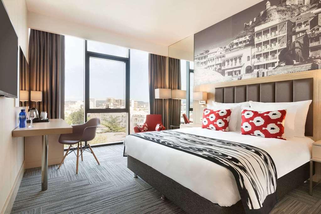 Ramada Encore Tbilisi Rom bilde