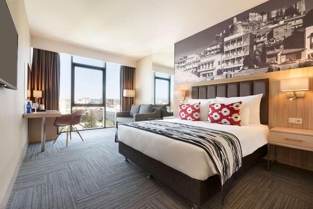 Ramada Encore Tbilisi Rom bilde