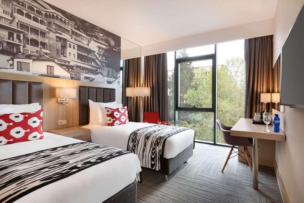 Ramada Encore Tbilisi Rom bilde